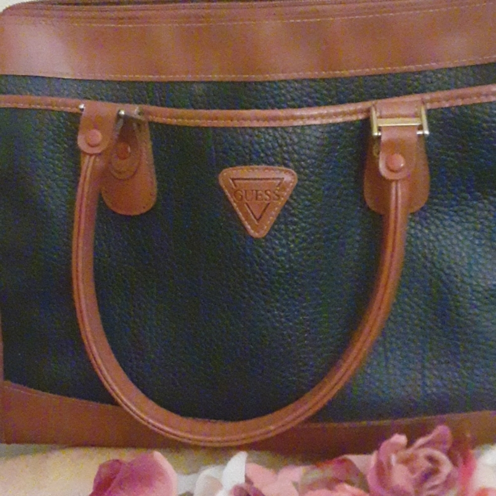 VINTAGE Guess pebbled leather purse